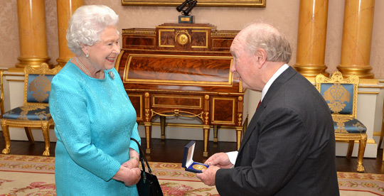 HM The Queen and Des Thompson (Press Association Images)