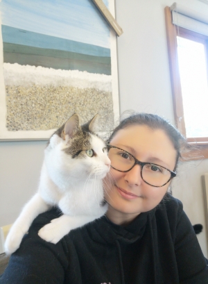 Beth Duffill-Brookes with a cat sat on her shoulder