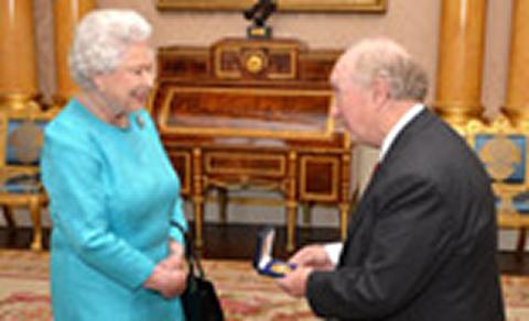 HM The Queen and Des Thompson (Press Association Images)