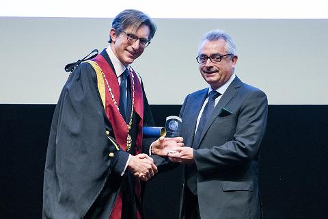 Chris Tufnell awarding Christophe Buhot the International Award at RCVS Day 2018 