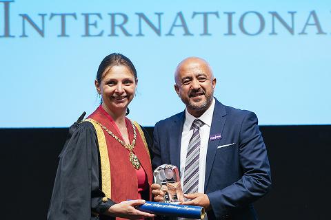 Dr Mo receives the International Award from Amanda Boag